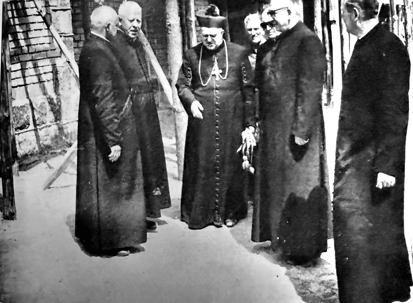 Biskup z kapłanami na budowie