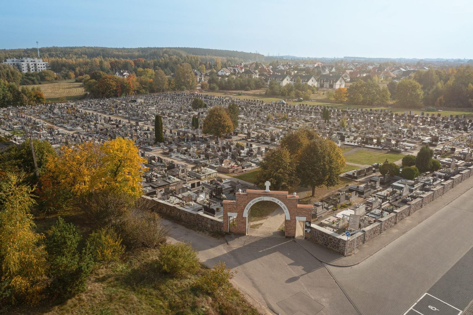 Cmentarz parafialny z lotu ptaka, brama wejściowa