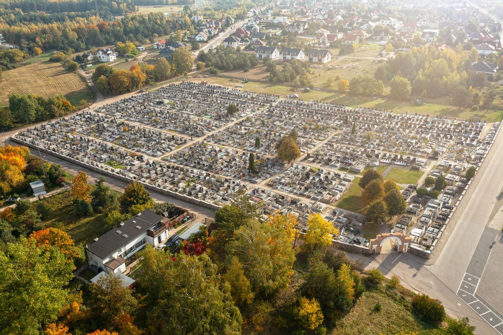 Cmentarz parafialny na Wólce z lotu ptaka
