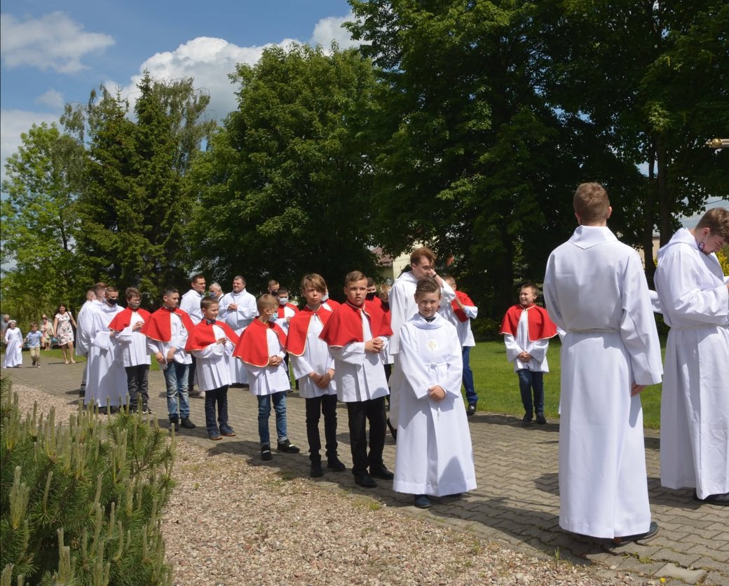 Ministranci w procesji Bożego Ciała