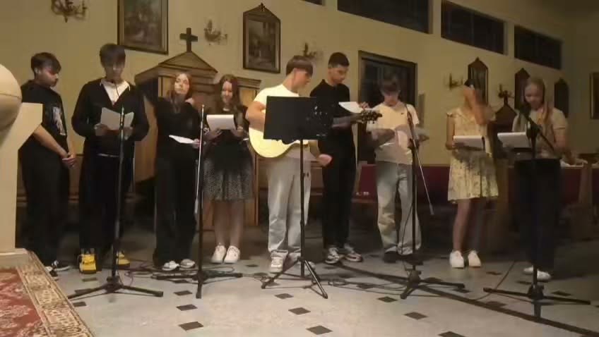 Młodzież śpiewająca podczas Apelu Jasnogórskiego